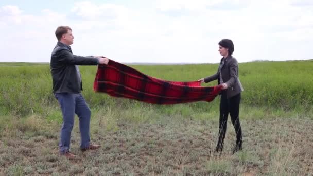 Мужчина Женщина Положили Одеяло Землю Пикника Природе — стоковое видео