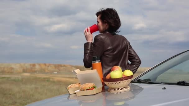 Mulher Comendo Hambúrguer Perto Carro — Vídeo de Stock