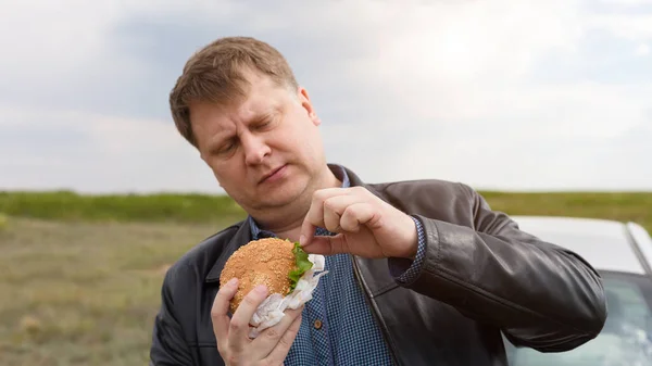 Mann Zieht Insekt Mit Finger Aus Hamburger — Stockfoto