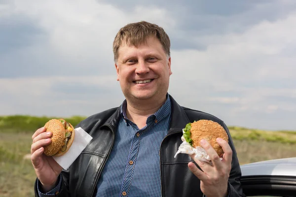 Homme Air Frais Traite Deux Hamburgers — Photo