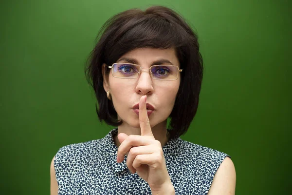 Učitelské Brýle Tabuli Ukazují Ticho Gestem Ruky — Stock fotografie