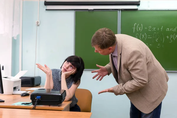 Müdür Ellerini Sallayarak Kötü Bir Yaptığı Için Öğretmeni Azarlıyor — Stok fotoğraf