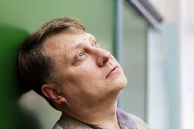 Bekleyen öğretmen başını bir gülümsemeyle tahtaya yasladı..