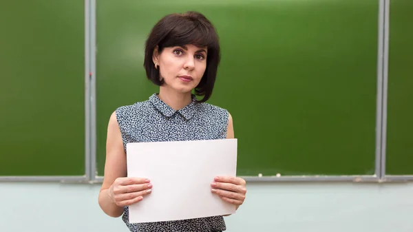 Teacher White Sheet Paper Stands Green Blackboard Copy Space — Stock Photo, Image