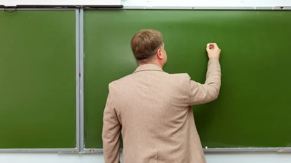 Wiskundeleraar Schrijft Krijt Schoolbord Kopieerruimte — Stockfoto