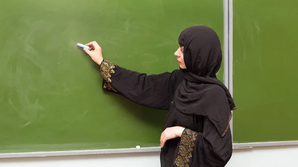 Een Moslimleraar Schrijft Met Krijt Een Schoolbord — Stockfoto