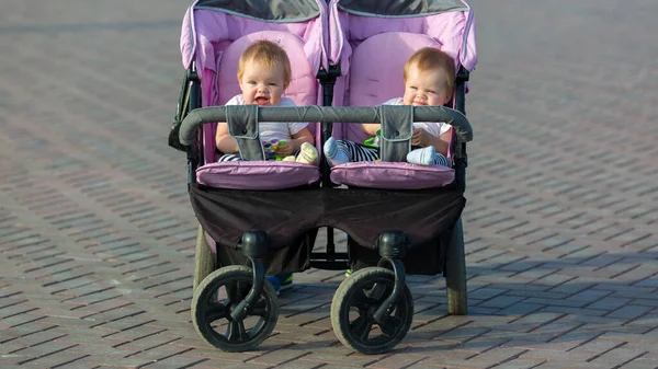 Pai Dirige Uma Carruagem Bebê Com Duas Filhas Gêmeas — Fotografia de Stock