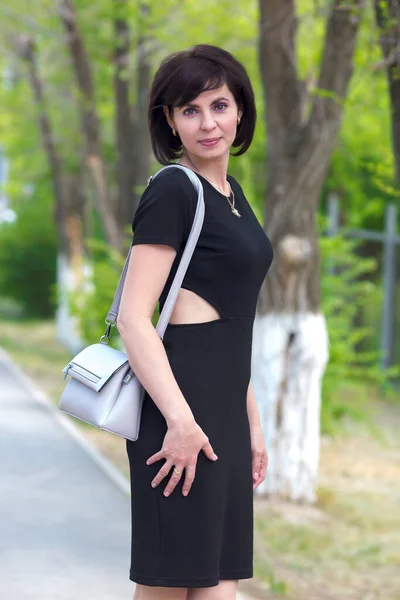 Retrato Uma Mulher Morena Vestido Preto Passeio Parque Cidade — Fotografia de Stock