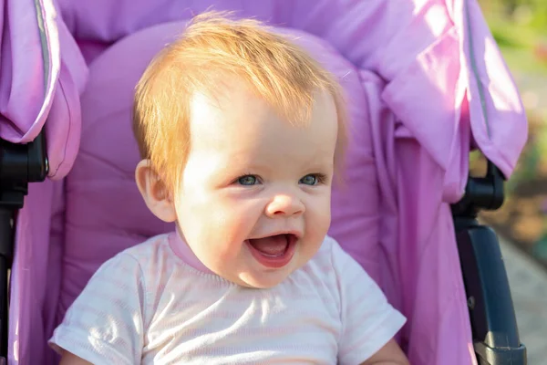 Altı Aylık Beyaz Saçlı Bir Bebeğin Portresi — Stok fotoğraf