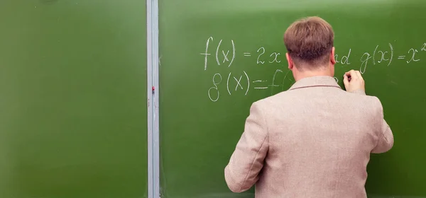 Een Wiskundeleraar Toont Leerlingen Oplossing Van Een Probleem Het Schoolbord — Stockfoto