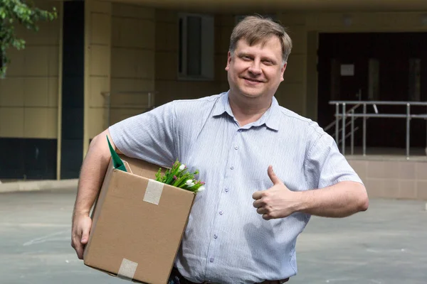 所持品の箱を持った幸せな男仕事の申し込み — ストック写真