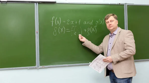 Manlig Matematiklärare Vid Svarta Tavlan Förklarar Lösningen Problemet — Stockfoto
