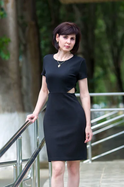 Morena Estricta Vestido Negro Cerca Del Edificio Oficinas Calle — Foto de Stock