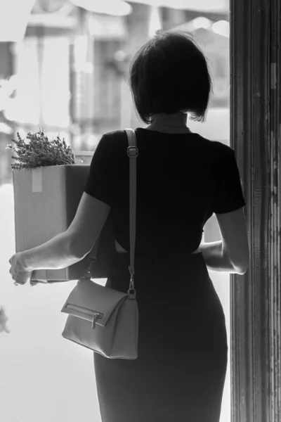 Уволенная Брюнетка Черном Платье Коробкой Личных Вещей Черное Белое — стоковое фото