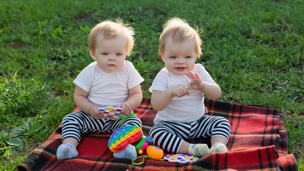 Meninas Gêmeas Brincam Com Brinquedos Brilhantes Cobertor Parque Cidade — Fotografia de Stock