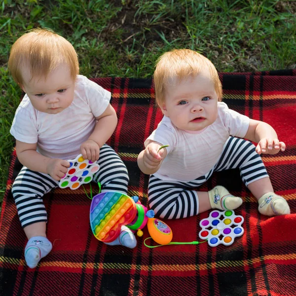 반짝이는 장난감 쌍둥이 올려다보고 있습니다 — 스톡 사진