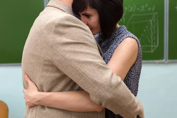 Hombre Una Mujer Abrazan Aula Escolar Pizarra —  Fotos de Stock