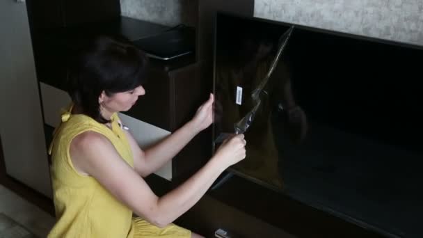 Brunette Yellow Dress Apartment Smile Takes Film New Large Lcd — Stock Video