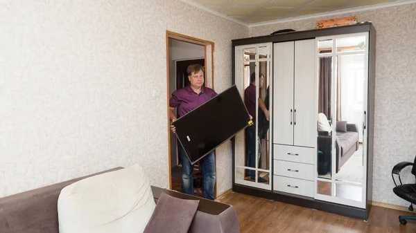 Bărbat Adult Aduce Televizor Lcd Nou Apartament — Fotografie, imagine de stoc