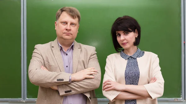 Los Profesores Del Instituto Son Hombre Una Mujer Consejo Verde — Foto de Stock