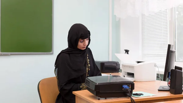 Een Moslimleraar Zit Aan Haar Bureau Klas — Stockfoto
