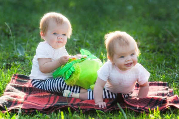 Duas Crianças Dia Ensolarado Verão Gramado Com Uma Mochila Infantil — Fotografia de Stock