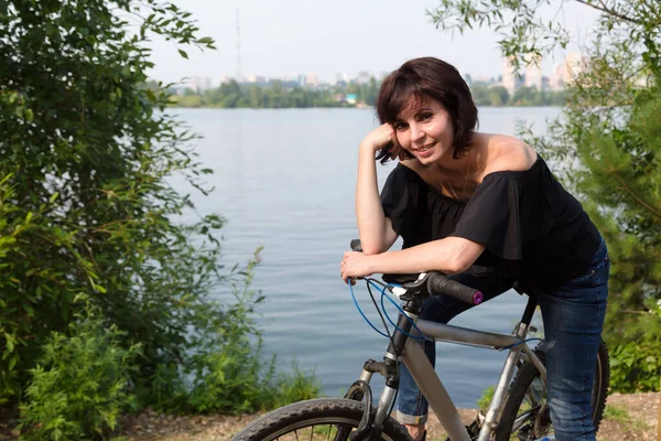 Femme Fatiguée Souriante Touriste Avec Vélo Sur Fond Rivière — Photo