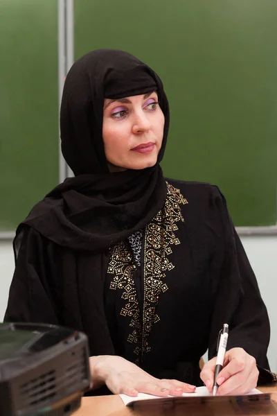 문서를 가지고 일하는 이슬람 여교사 — 스톡 사진