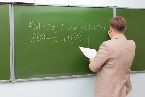 Matematik Lärare Skriver Krita Svarta Tavlan Med Ryggen Till Klassen — Stockfoto