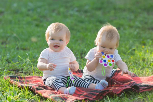 Irmãs Bebês Roupas Leves Sentam Parque Grama Sem Pais — Fotografia de Stock