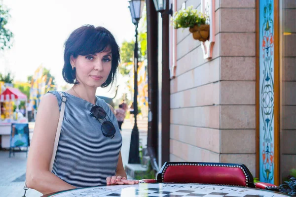 Une Femme Brune Tient Près Table Café Rue Dans Une — Photo