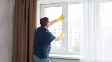 Yalnız bekar adam, randevusundan önce evi toparlar..