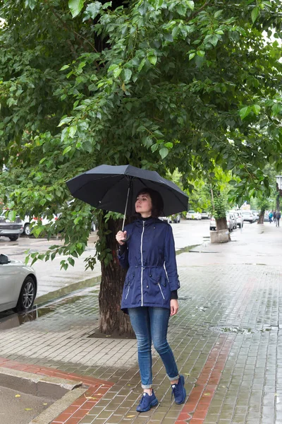 Une Femme Dans Rue Avec Parapluie Dans Les Mains Regarde — Photo