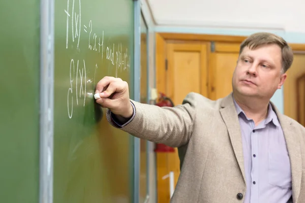 Hoogleraar Technische Wiskunde Klas Aan Het Schoolbord Schrijft Formules Voor — Stockfoto