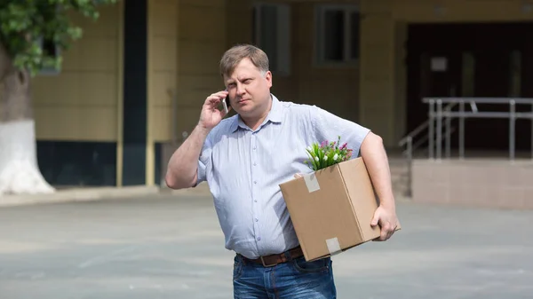 Gerente Despedido Con Una Caja Pertenencias Personales Calle Llama Anuncio — Foto de Stock