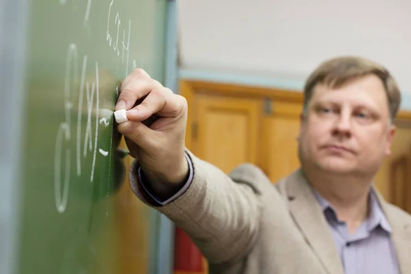 Hoogleraar Technische Wiskunde Klas Aan Het Schoolbord Schrijft Formules Voor — Stockfoto