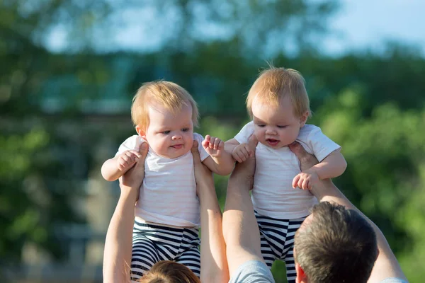 Casal Feliz Parque Dia Verão Levanta Seus Filhos Gêmeos Acima — Fotografia de Stock