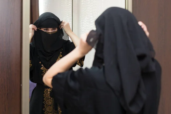 Una Mujer Musulmana Viste Frente Espejo Pone Una Burka Apartamento — Foto de Stock