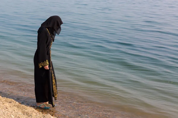 Een Moslim Vrouw Nationale Kleren Plast Haar Voeten Zee — Stockfoto
