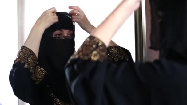 Una Donna Musulmana Veste Davanti Uno Specchio Mette Burqa Nel — Video Stock