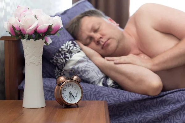 Hombre Adulto Está Durmiendo Dulcemente Cama Oye Despertador Concepto Sueño — Foto de Stock