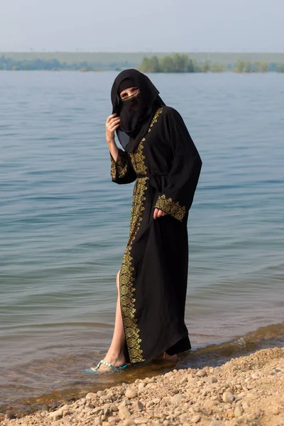 Egy Muszlim Nemzeti Ruhában Tengerbe Vizeli Lábát — Stock Fotó