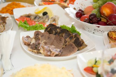 Şenlik masasındaki tabakta lezzetli at eti sosisi..