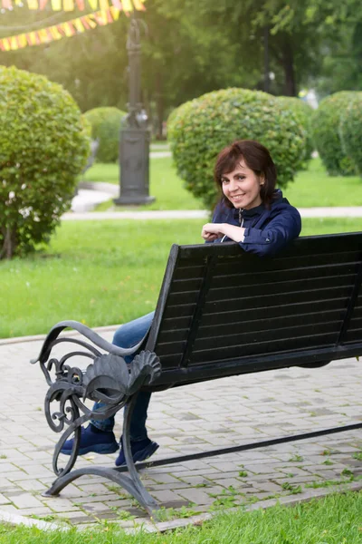 Une Femme Souriante Sur Banc Dans Parc Ville Sur Fond — Photo