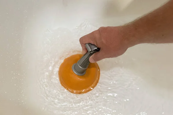 Mano Hombre Con Émbolo Baño Limpieza Tuberías Bloqueos —  Fotos de Stock