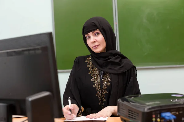 Una Profesora Musulmana Vestida Con Ropa Nacional Aula Escolar Escritorio — Foto de Stock