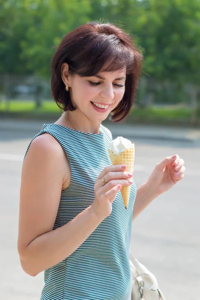 Sorrindo Morena Positiva Com Sorvete Mão Rua Cidade — Fotografia de Stock