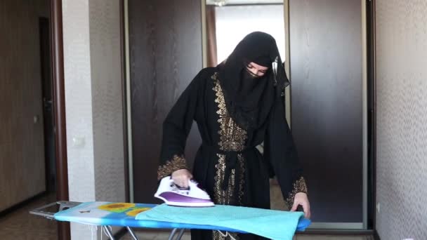 Una Mujer Musulmana Con Ropa Nacional Plancha Ropa Apartamento — Vídeos de Stock