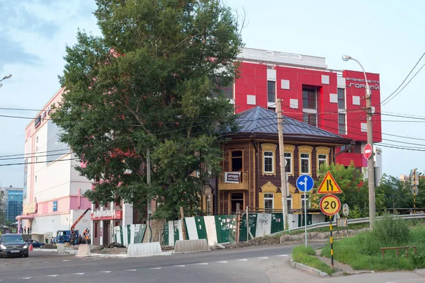 Irkutsk Ryssland Juli 2021 Historisk Gammal Byggnad Förfall Mot Bakgrund — Stockfoto