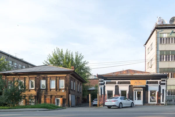 Irkutsk, Rusya - 26 Temmuz 2021, 18. yüzyılın tarihi binası.